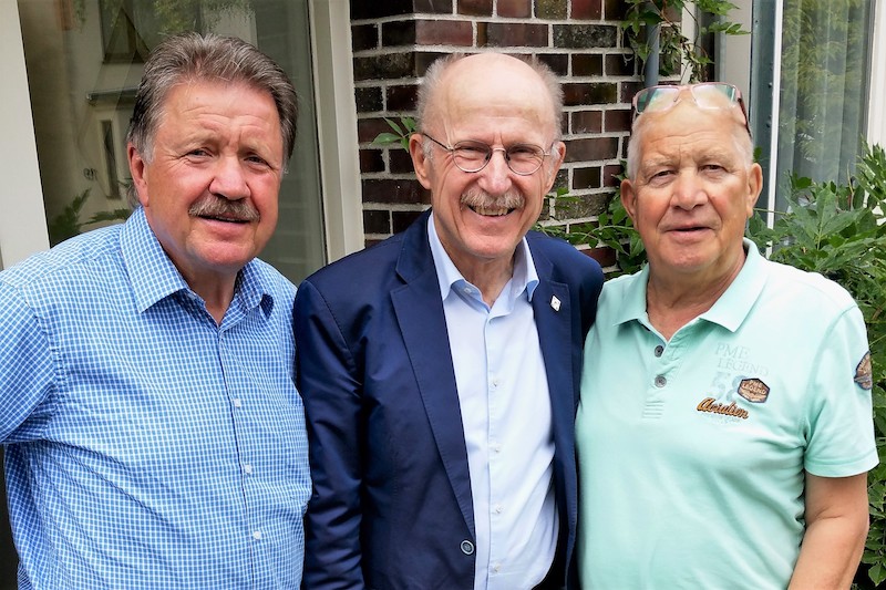 Vorbesprechung: Frank Lorenz (v.l.), Willi Lemke und Horst Ellebracht trafen sich in Bremen.