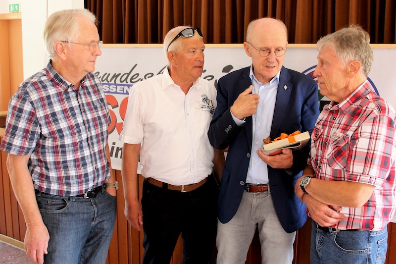 Smalltalk: Manfred Kühne (v.l.), Horst Ellebracht, Willi Lemke und Hans-Jürgen Klenner.