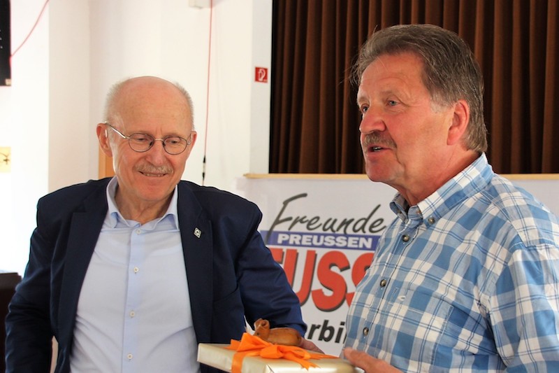 Frank Lorenz überreicht „Willi“ ein Gastgeschenk.