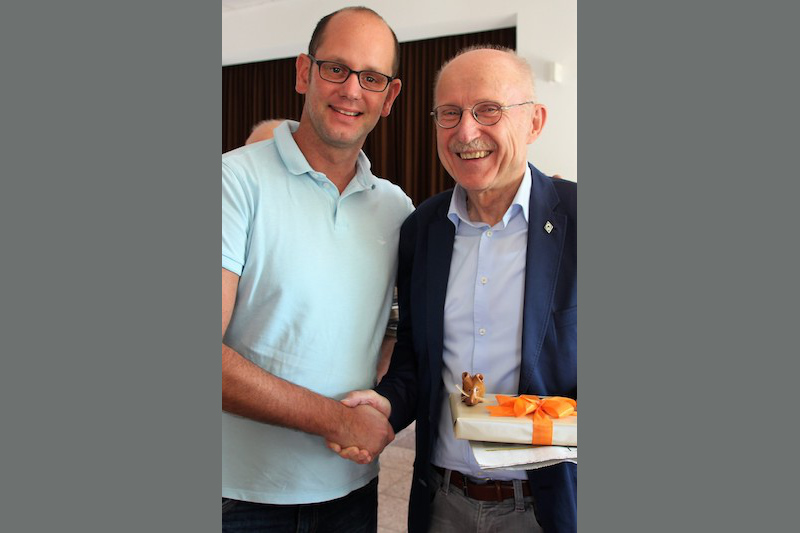 Werder-Fan Patrick Skoruppa aus Deckbergen mit seinem Idol „Willi“.