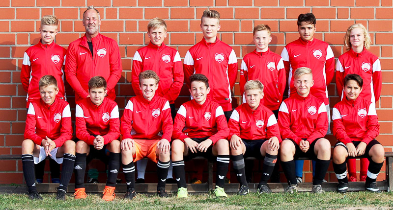 C2 – Kay Mühlenharz (Trainer), Manuel Block (Betreuer); hinten links: Fabian Hielscher, Kay Mühlenharz, Silas Levin Fauth, Keno Driske, Torben Bremer, Ilkcan Ulutas, Kilian Lorenz vorne links: Jona Noel Bening, Mathis Neuhoff, Christopher Wirtz, Bennet Pöhler, Bendix Block, Runar Schäfer, Phillipp Wolf; nicht auf dem Foto: Paul Linus Dahnke, Mayk Cemil, Sahin Tarak
