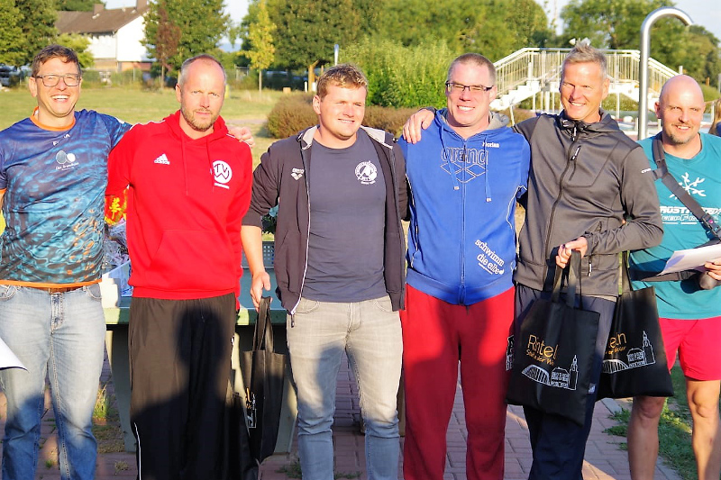 Stefan Runge (v.l., Marcus Kampmeier, Fergil Hesterman, Florian Battermann und Manfred Groß wurden von Marcus Reineke für ihre dritte Teilnahme am Wesermarathon besonders geehrt.