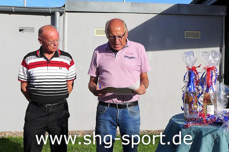 Die Siegerehrung nahmen Henner Steuber (r.) und Udo Klemusch vor.