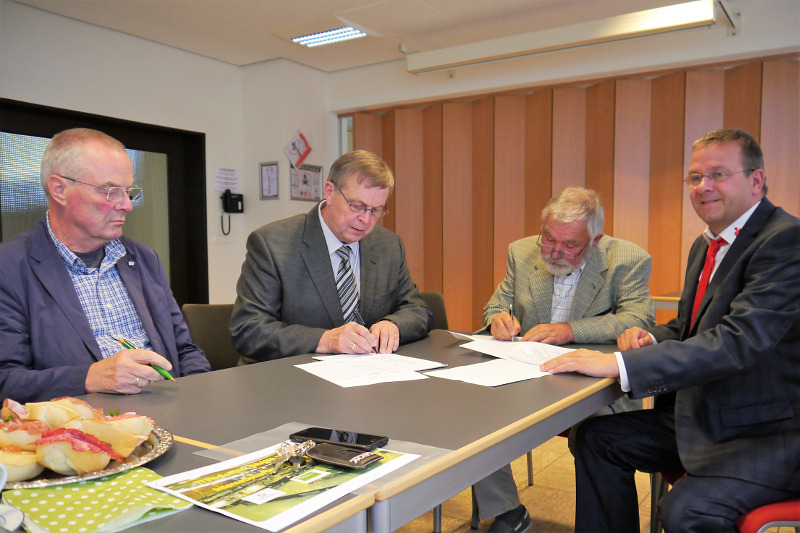 Heinz Böhne (v.l.), Präsident des Tischtennis-Verbandes Niedersachsen, Jürgen Peterson, Geschäftsführer der Stadtwerke Rinteln, Germut Bizer, Vorsitzender des TSV Todenmann-Rinteln, und Jörg Nitsche von der Sparkasse Schaumburg bei der Vertragsunterzeichnung für die nächsten zwei Jahre.