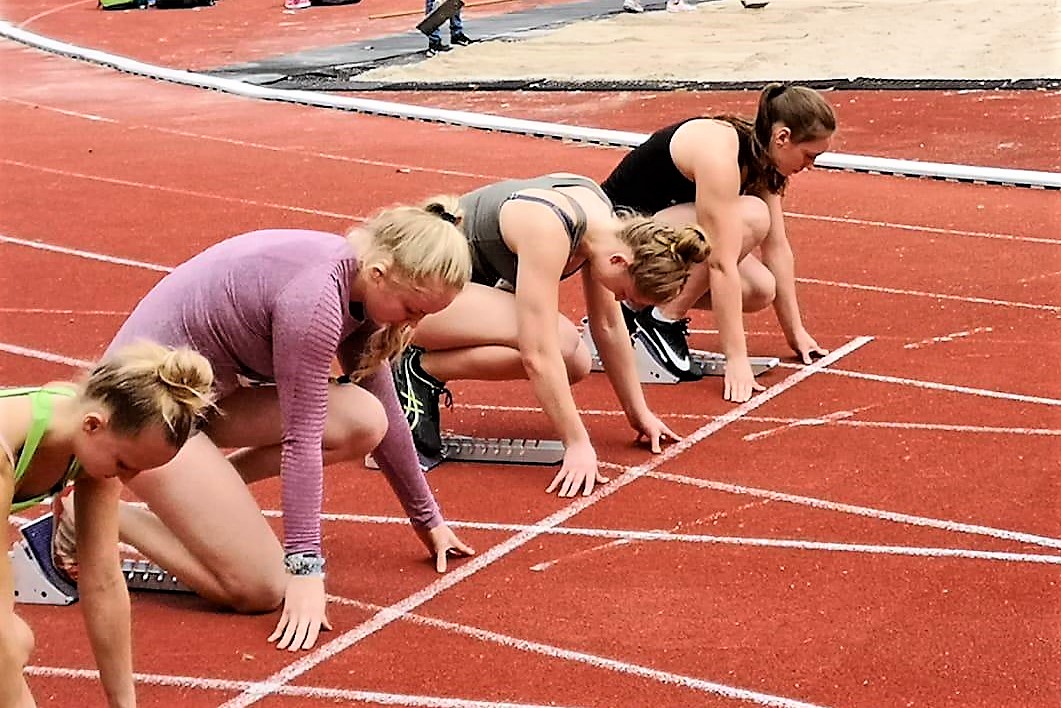 Johanna Knuhr (3. v. l.)